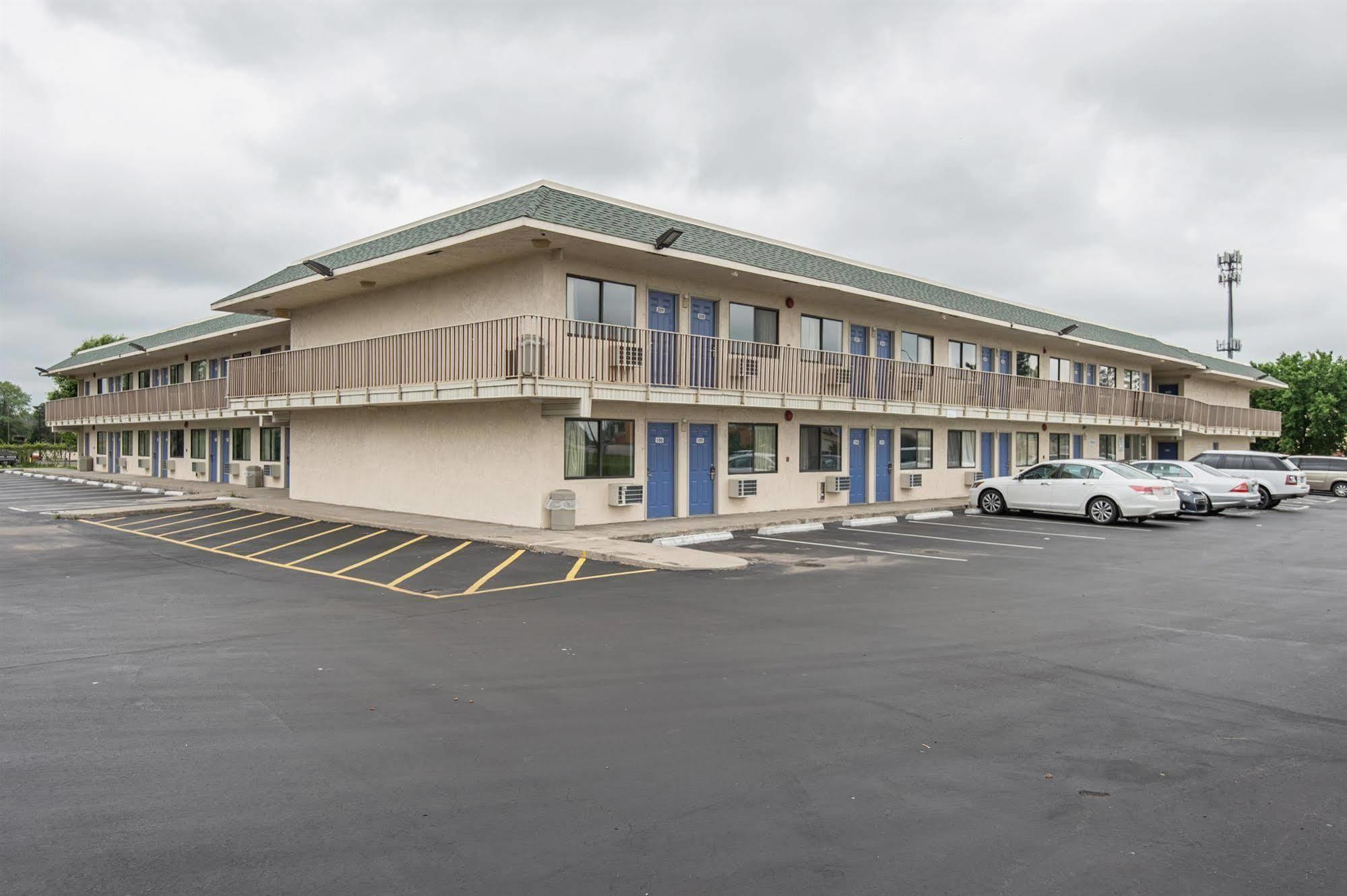 Motel 6 Kansas City, Mo - Airport Buitenkant foto