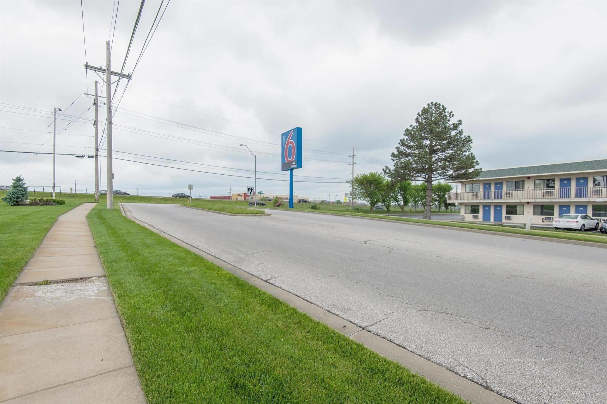 Motel 6 Kansas City, Mo - Airport Buitenkant foto