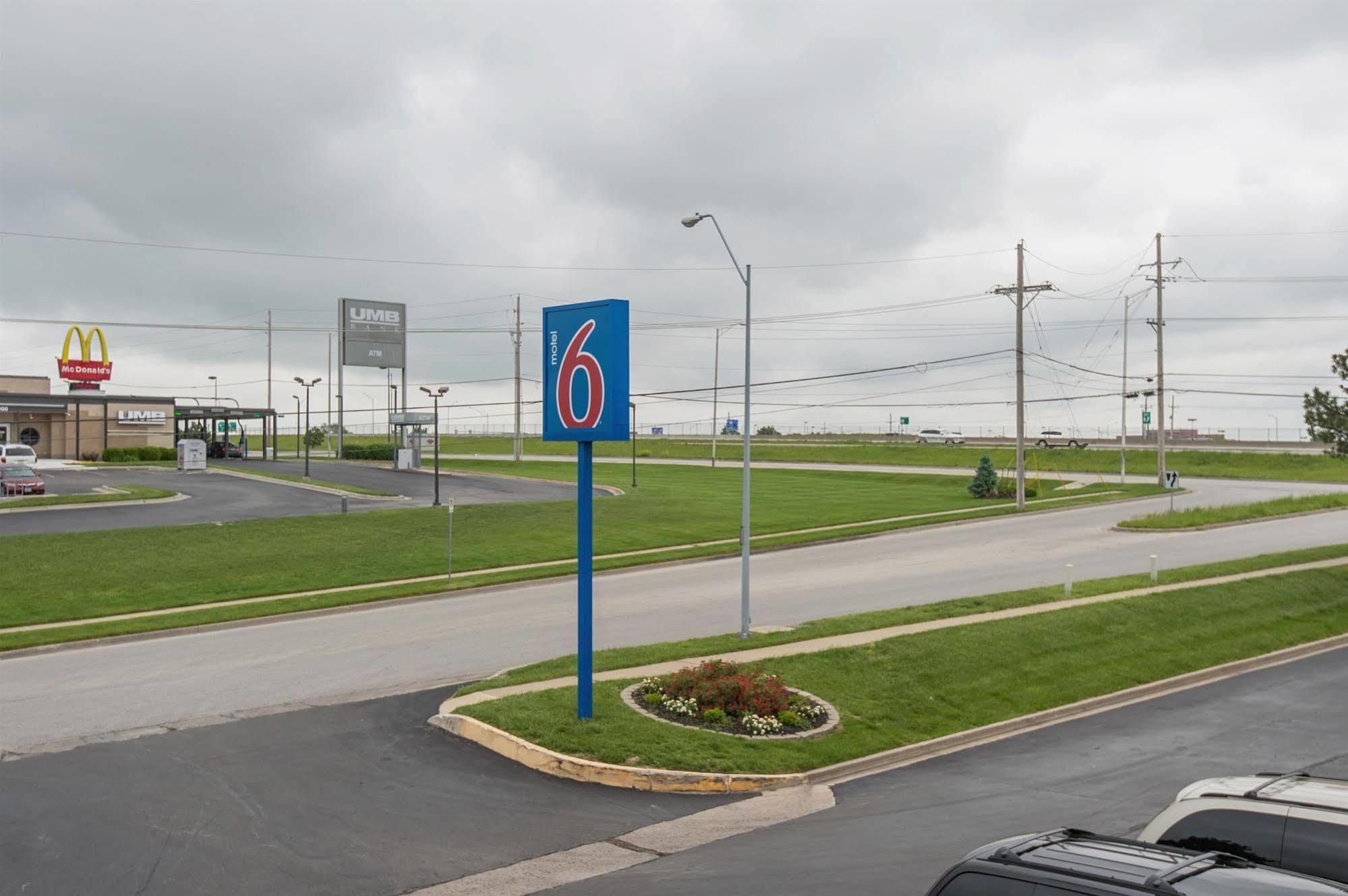 Motel 6 Kansas City, Mo - Airport Buitenkant foto