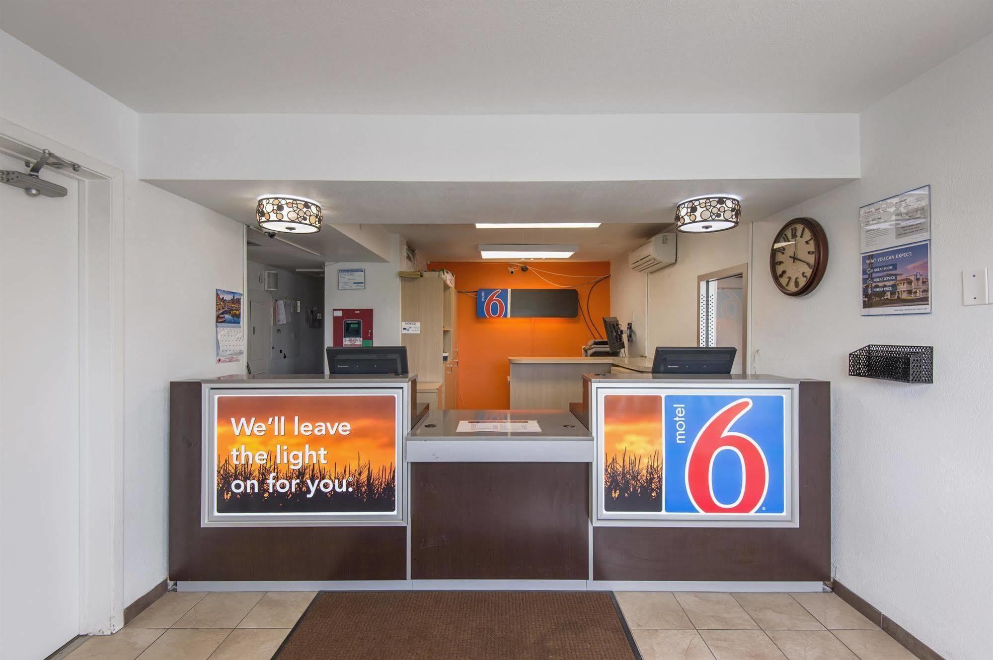 Motel 6 Kansas City, Mo - Airport Buitenkant foto